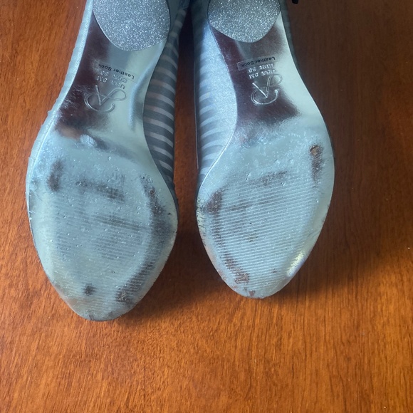 Adrianna Papell FLIRT PEWTER CHIFFON Size 8 Peep Toe gray/silver pumps - Picture 3 of 3